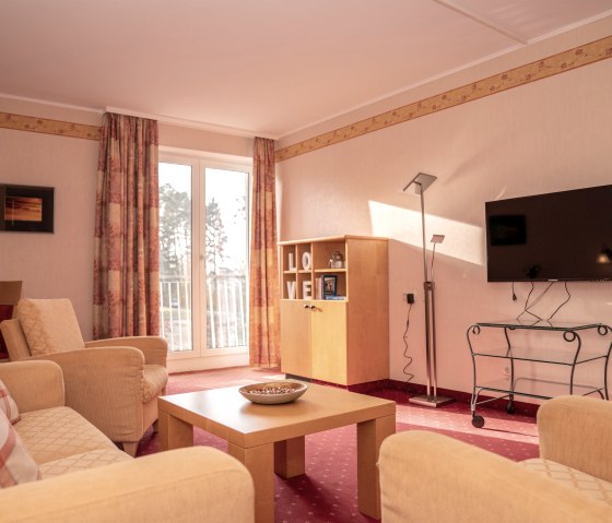 Hotel L&ouml;wenstein JS Wohnzimmer, &copy; Wir erlauben die zeitlich unbegrenzte Verwendung und die Ver&ouml;ffentlichung sowohl auf der Website als auch in den Social Media Kan&auml;len sowie in den Druckauflagen. Das Teilen und Bearbeiten darf nur in vorheriger R&uuml;cksprache mit uns erfolgen.