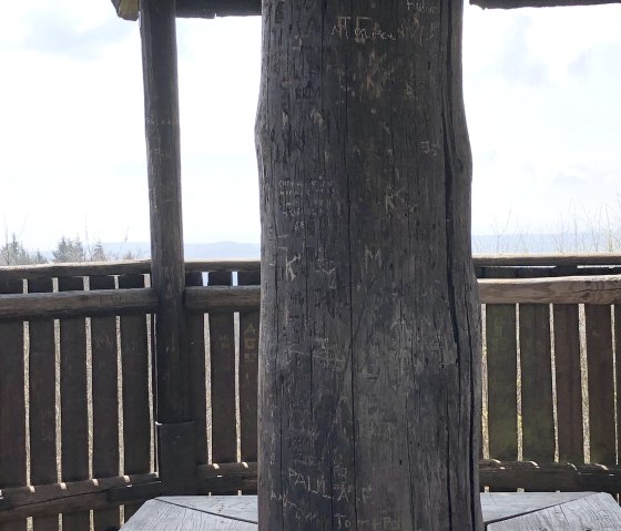 B&auml;nke im Aussichtsturm, &copy; GesundLand Vulkaneifel GmbH