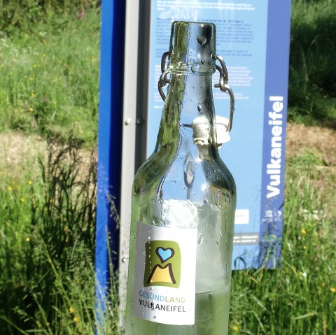 Josendrees mit GesundLandflasche, &copy; GesundLand Vulkaneifel GmbH