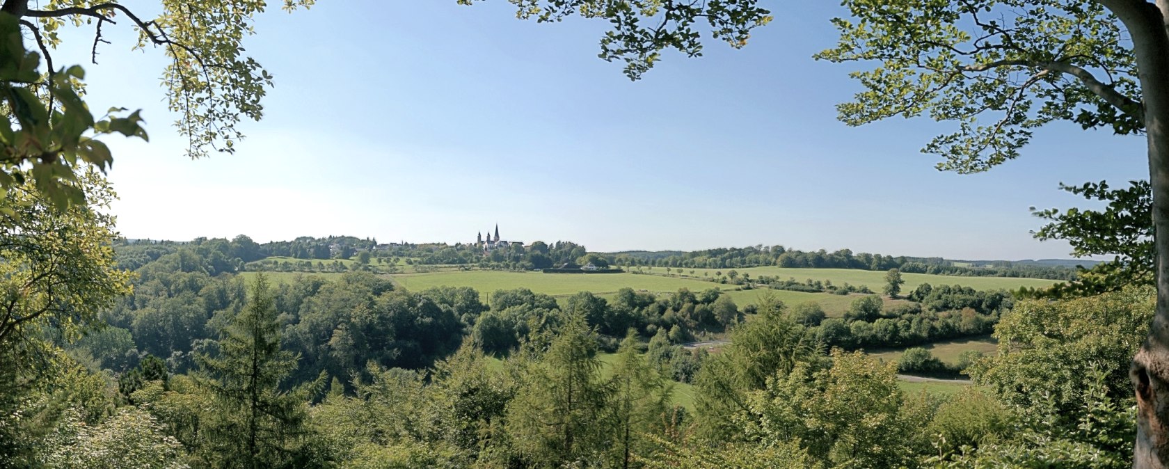 Der Eifel-Blick K&ouml;nigsberg bei Kall-Urft bietet einen tollen Blick auf das Kloster Steinfeld., &copy; Naturpark Nordeifel