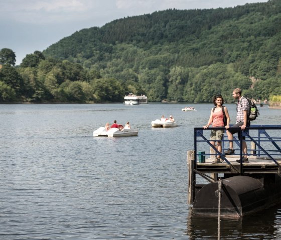&Agrave; l'arriv&eacute;e de l'&eacute;tape 3 de l'Eifelsteig : se d&eacute;tendre au bord du lac &agrave; Einruhr, &copy; Eifel Tourismus GmbH, D. Ketz