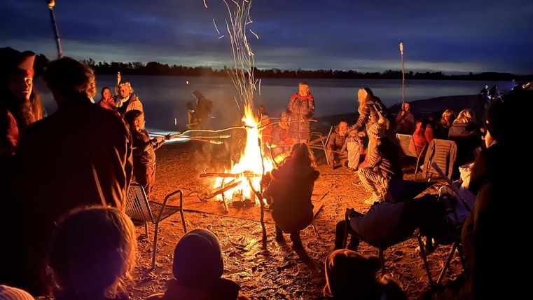 Mensen bij het kampvuur