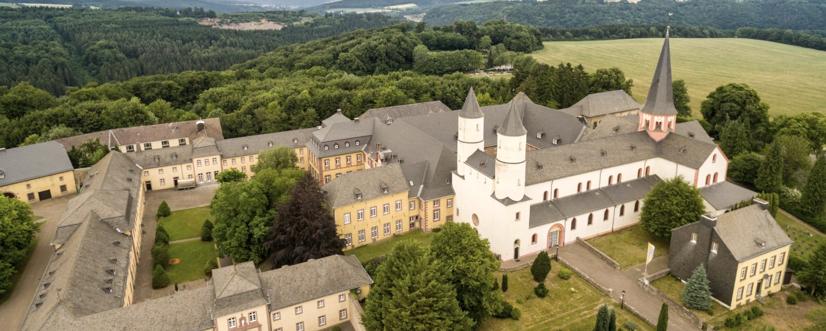 Luchtfoto van het klooster Steinfeld op de Eifelsteig, © Eifel Tourismus/D. Ketz