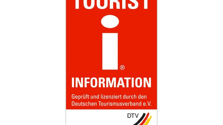 Een rood bord met de tekst "TOURISTENINFORMATIE" en het symbool van een klein "i". Het bord is gecertificeerd door de Duitse Toerismevereniging e.V.