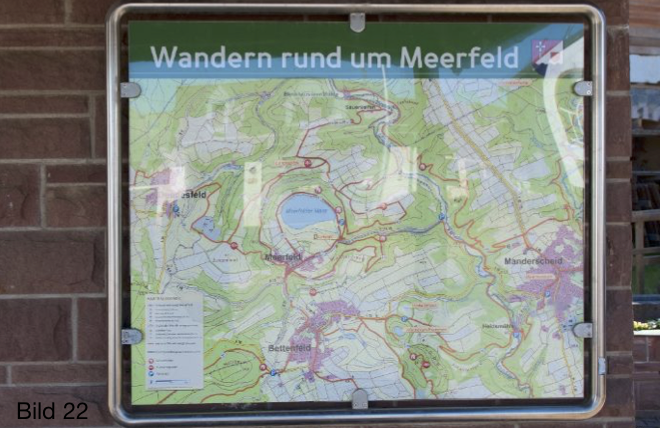 Een wandelkaart met de titel „Wandelen rond Meerfeld“. De kaart toont wandelpaden en omringende landschappen.