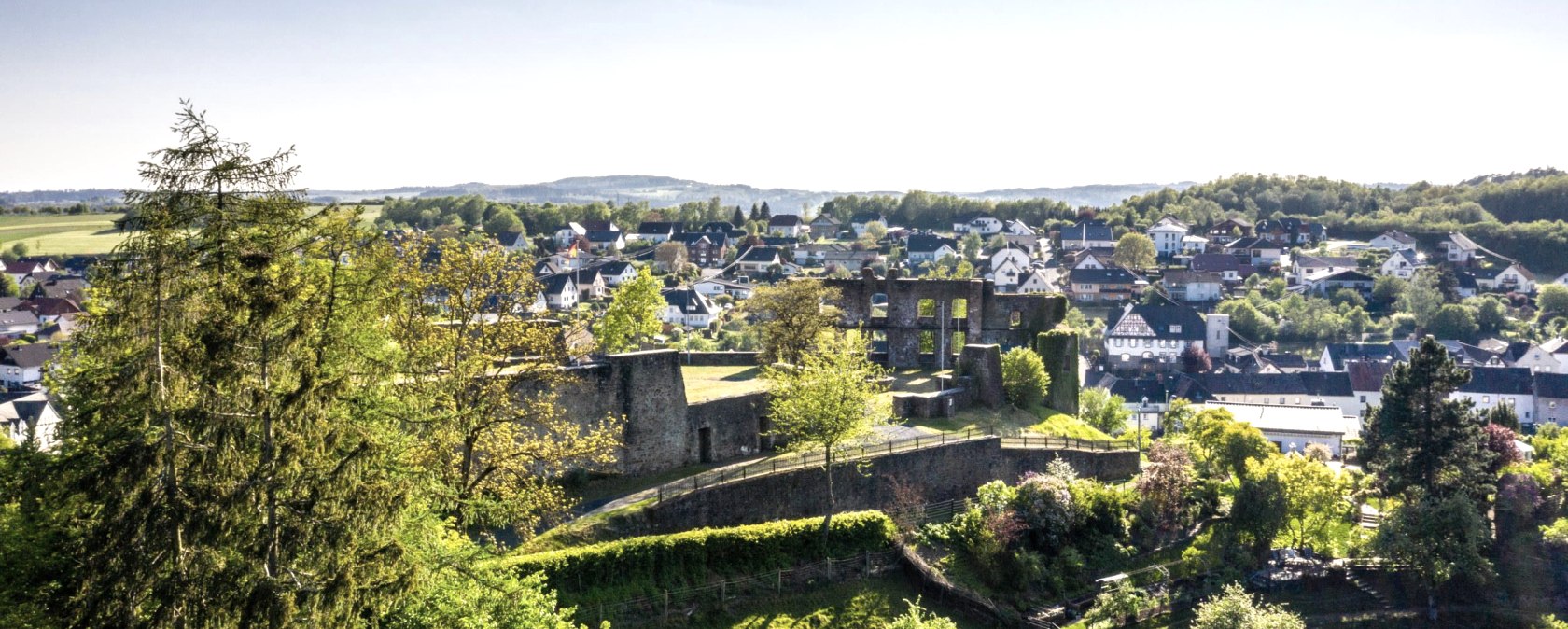 Burgruine mit Blick auf Ulmen, © GesundLand Vulkaneifel/D. Ketz
