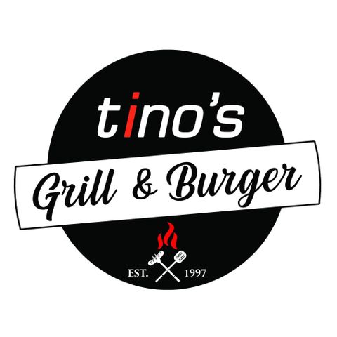 Logo van Tino's Grill & Burger met een zwarte cirkel, rode i, grillgereedschap en vlammen. Opgericht in 1997.