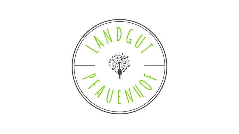 Ein rundes Logo mit dem Schriftzug "LANDGUT PFAUHOF". In der Mitte steht ein Baum, umgeben von einer schlichten, kreisförmigen Umrandung.