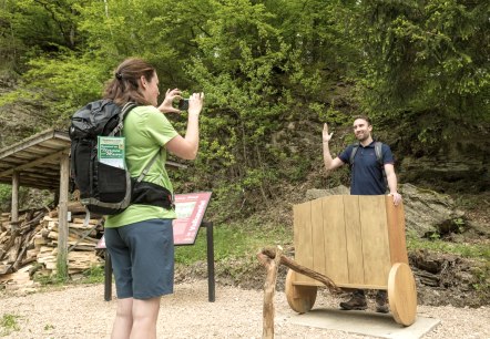 Reise mit dem Goldenen Wagen zu den Meilensteinen der Geschichte auf dem Hochkelberg Panorama-Pfad, &copy; Eifel Tourismus GmbH, D. Ketz
