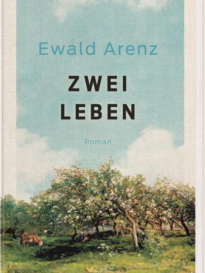 De afbeelding toont een boekomslag met de titel "Twee levens" van Ewald Arenz. Op de achtergrond is een pittoresk landschap te zien met fruitbomen en een blauwe lucht.