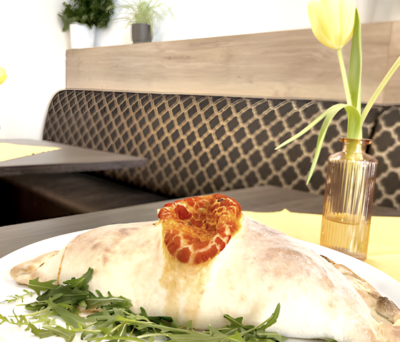 Calzone Pizza, &copy; Toni's Pastaria