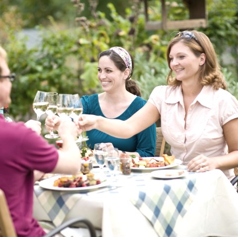 Se détendre après la randonnée autour d'un dîner régional, © Eifel Tourismus GmbH - Dominik Ketz