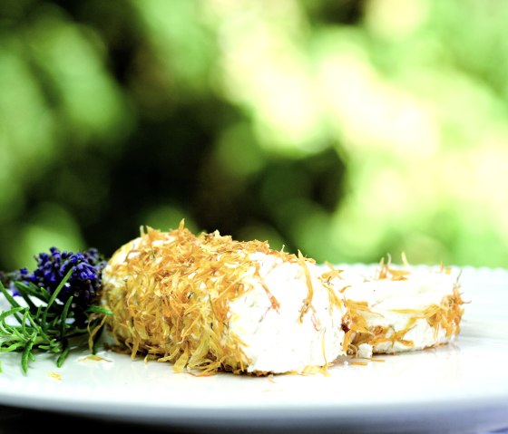 Eifelfrische mit Ringelblumen, &copy; Andreas Goltz | phormat.de