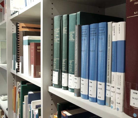 books-408220_1280, &copy; Bild von <a href="https://pixabay.com/de/users/delphinmedia-348407/?utm_source=link-attribution&utm_medium=referral&utm_campaign=image&utm_content=408220">Jens P. Raak</a> auf <a href="https://pixabay.com/de//?utm_source=link-attribution&utm_medium=referral&utm_campaign=image&utm_content=408220">Pixabay</a>