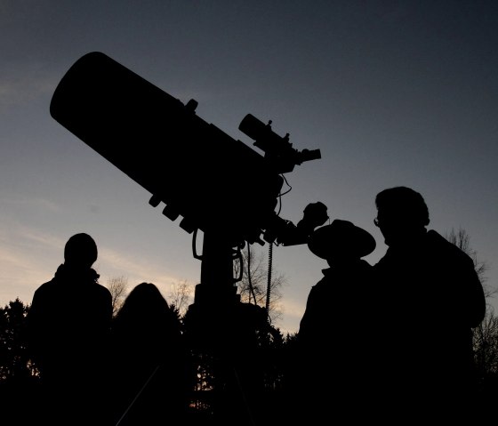 Blick in den Sternenhimmel mit Teleskop, © Medienzentrum des Kreises Euskirchen