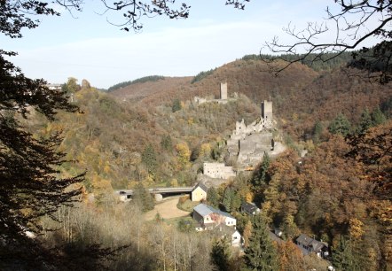Hiking tour with a view of the Manderscheid castles, © Eifel Tourismus GmbH