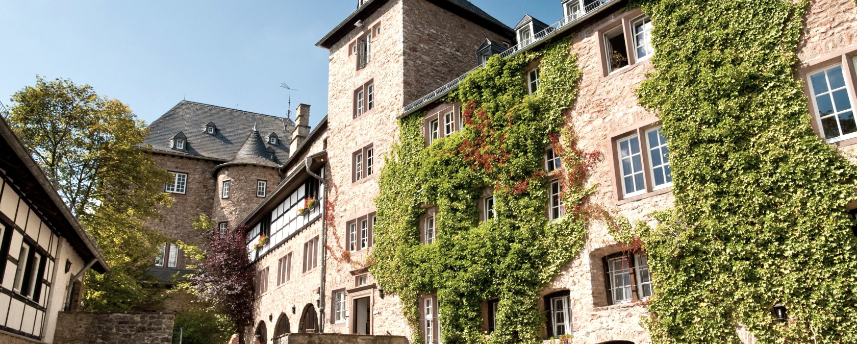 Burg Blankenheim Innenhof, &copy; Eifel Tourismus GmbH, Dominik Ketz