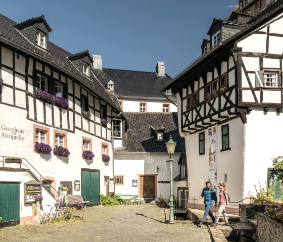 L'Ahr prend sa source sous une maison à Blankenheim, © Eifel Tourismus GmbH, Dominik Ketz