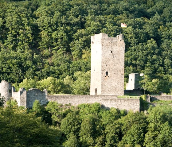 Uitzicht op het bovenste kasteel van de Manderscheid kastelen op de Eifelsteig route, © Rheinland-Pfalz Tourismus GmbH, D. Ketz