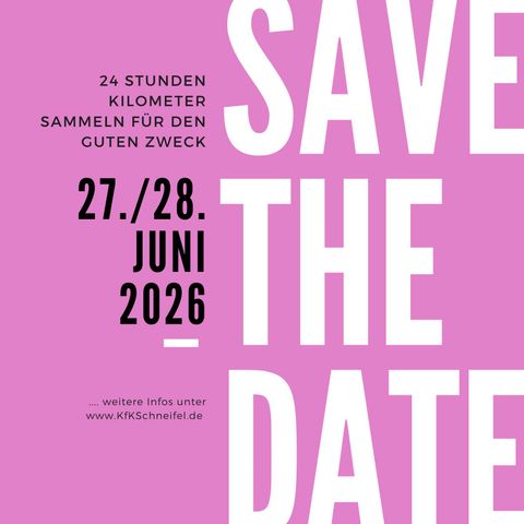 Een oude rode locomotief staat op een station met een wagon. Op de achtergrond zijn bomen en een klok te zien.