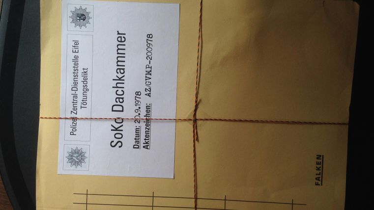 Gelber Aktenordner mit Aufschrift 'SoKo Dachkammer', Datum 20.09.1978, gebunden mit Schnur. Polizei Zentral-Dienststelle Eifel, Tötungsdelikt.