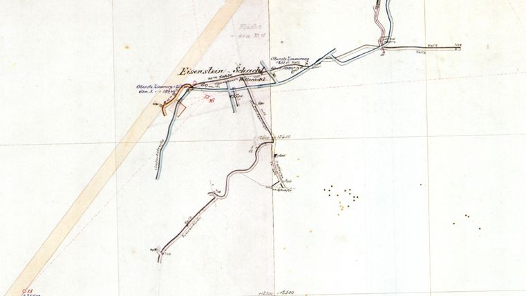 Een historische kaart met straten en paden. Ze toont het gebied rond een plaats met details over de omliggende straten.