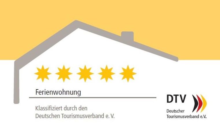 Eine Ferienwohnung mit fünf Sternen, klassifiziert durch den Deutschen Tourismusverband e. V. Das Design zeigt ein einfaches Haus und Sterne auf einem gelben Hintergrund.