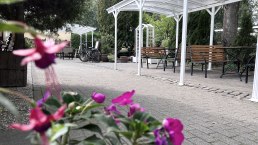 Au&szlig;enterrasse G&auml;stehaus Feriendorf Pulvermaar, &copy; Feriendorf Pulvermaar