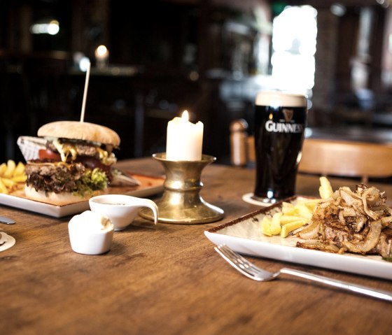 Lecker essen im Irish Pub, &copy; Andi Goltz/ Phormat.de