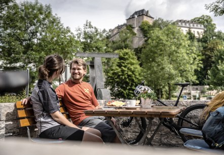 Radfahrer am Hotel-Café Schlossblick, Blankenheim, © Eifel Tourismus GmbH, Dominik Ketz