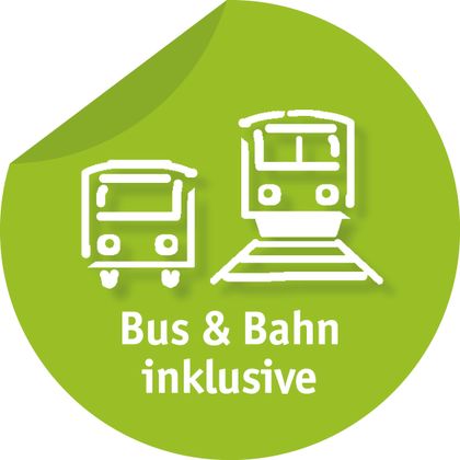 Ein grünes Aufkleber-Symbol mit einem Bus und einem Zug. Darunter steht "Bus & Bahn inklusive".