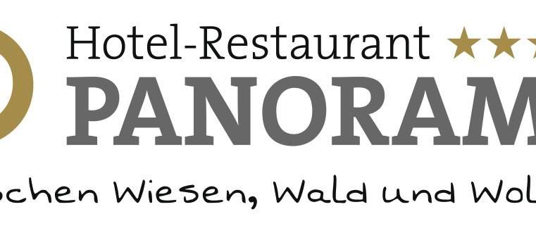 Ein einladendes Hotel-Restaurant namens Panorama. Es liegt zwischen Wiesen, Wald und Wolken und bietet einen atemberaubenden Blick.