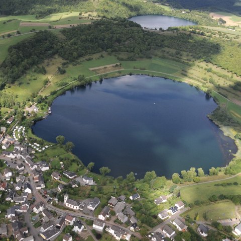 Eifelsteig, Schalkenmehrener and Weinfelder Maar, © Eifel Tourismus GmbH - Helmut Gassen