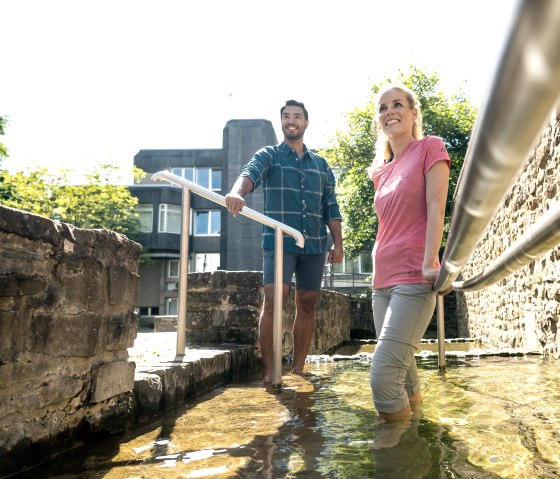 Un petit rafraîchissement pour les jambes des randonneurs : le bassin Kneipp à Blankenheim, © Eifel Tourismus GmbH, Dominik Ketz