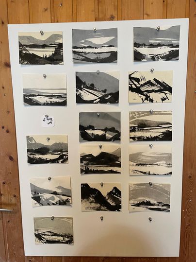 Eine Collage aus schwarz-weißen Landschaftsbildern. Die Bilder zeigen verschiedene Ausblicke auf Berge und Wasserflächen.