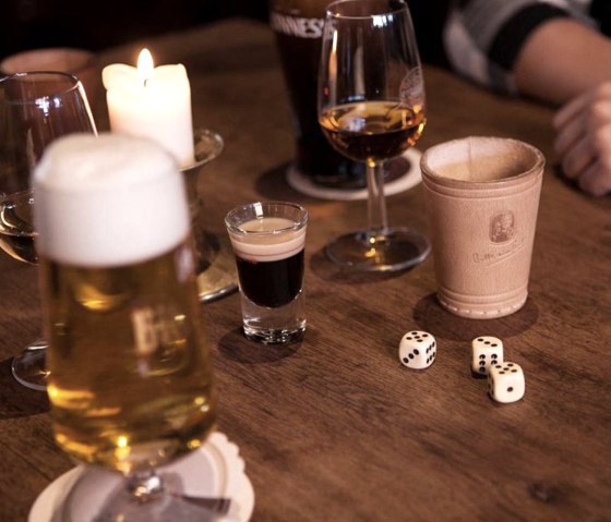 Bier & Wein im Irish Pub, &copy; Andi Goltz/ Phormat.de