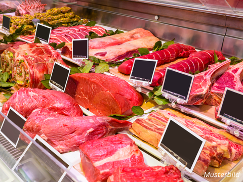 Steekproefbeeld: Deel van een etalage van een slagerij met verschillende vleesaanbiedingen zoals: soepvlees, rosbief, rollade, gerookte ribbetjes en nog veel meer.