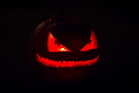 Pompoen met felrode ogen en mond