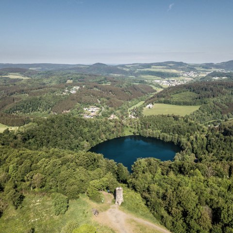 Blick auf das Gemündener Maar und Dronketurm, © Eifel Tourismus GmbH, D. Ketz