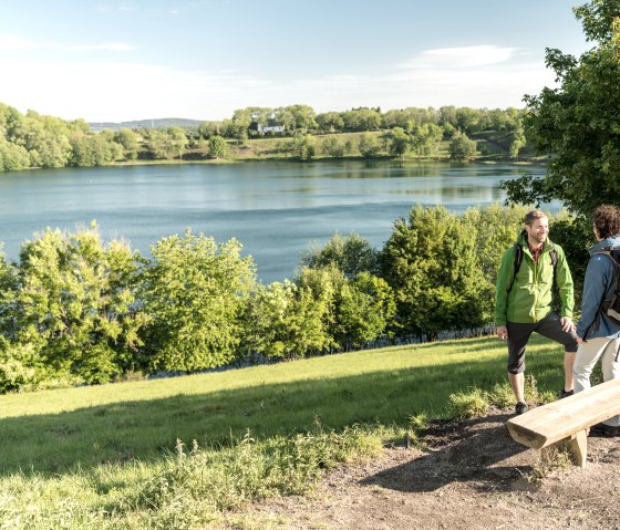 Hiking stop at the Weinfelder Maar, © Eifel Tourismus GmbH, D. Ketz