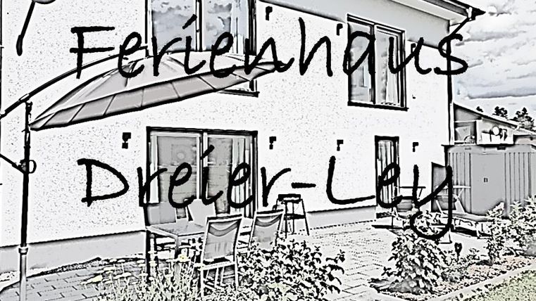 Ein modernes Ferienhaus mit großen Fenstern und einer Terrasse im Freien. Umgeben von einem gepflegten Garten und einer ruhigen Atmosphäre.