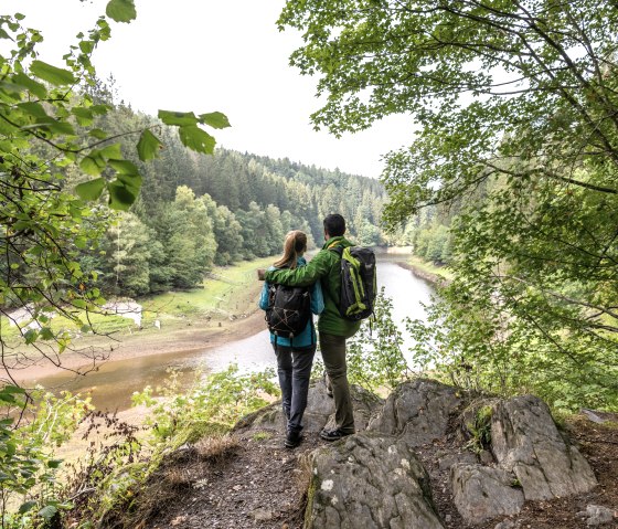 Geniet van het uitzicht tijdens de wandeltocht, © Eifel Tourismus GmbH, Dominik Ketz