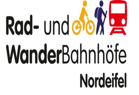 Een logo voor fiets- en wandelstations in de Nordeifel. Het toont iconen voor fietsen, wandelen en een treinverbinding.
