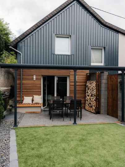 Terrassenansicht mit Grillbereich auf der linken Seite.