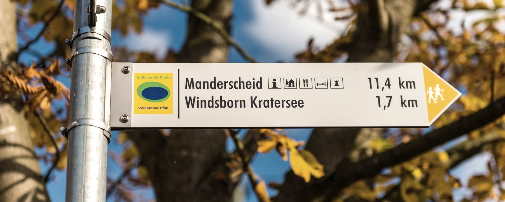 Wegweisende Schilder an den Partnerwegen des Eifelsteigs, &copy; Eifel Tourismus/D. Ketz
