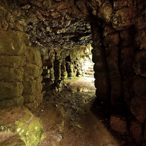 Elfengrotte/K&auml;segrotte innen2, &copy; GesundLand Vulkaneifel/M. Rothbrust
