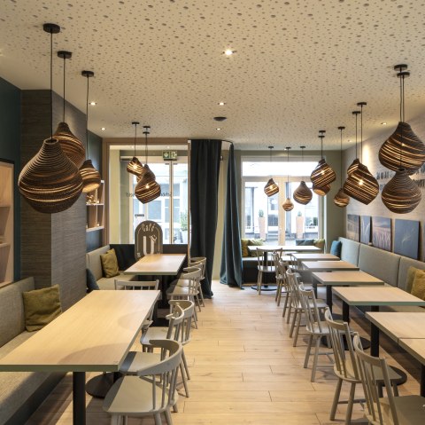 Gem&uuml;tliches Ambiente im Caf&eacute; U in Daun, &copy; Pioniere & Wegweiser GmbH