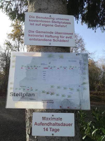 Een bord met belangrijke informatie over een parkeerplaats. Het toont een parkeerplan en wijst op de maximale verblijfsduur van 14 dagen.