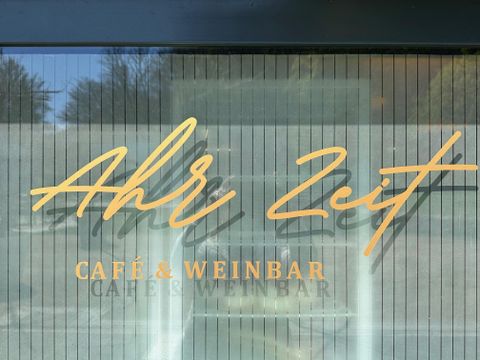 Een elegant bord met de tekst "Ahr Tijd". Het toont de naam van een café en een wijnbar.