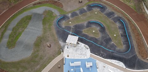 Een uitzicht op een gesneden stuk met verschillende bochten en kleuren. Op de voorgrond is een gebouw met een blauw dak te zien.